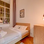Authentic Old Heritage, 2br, Grand Ceilings *