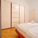 Dzīvoklis Authentic Old Heritage, 2br, Grand Ceilings *