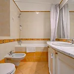 Authentic Old Heritage, 2br, Grand Ceilings 아파트 리가