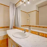 Authentic Old Heritage, 2br, Grand Ceilings Dzīvoklis