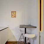 Dzīvoklis Authentic Old Heritage, 2br, Grand Ceilings *