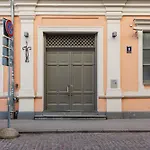 Authentic Old Heritage, 2br, Grand Ceilings