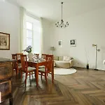 Apartment Authentic Old Heritage, 2br, Grand Ceilings Riga