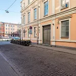 Authentic Old Heritage, 2br, Grand Ceilings Apartment