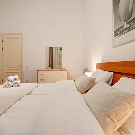 Authentic Old Heritage, 2br, Grand Ceilings Lägenhet *