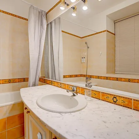 Authentic Old Heritage, 2br, Grand Ceilings Lägenhet