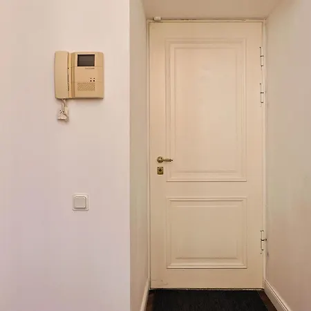 Authentic Old Heritage, 2br, Grand Ceilings Apartment *
