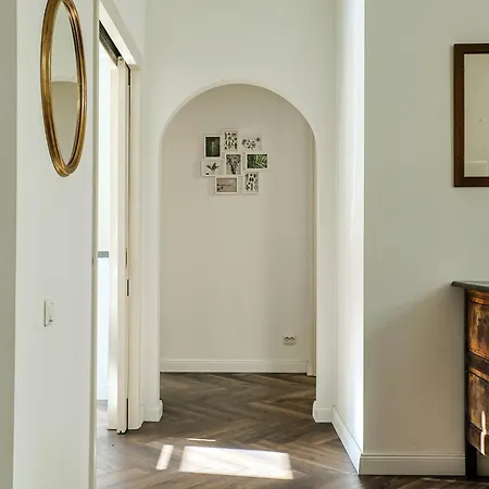 Authentic Old Heritage, 2br, Grand Ceilings Apartmán *