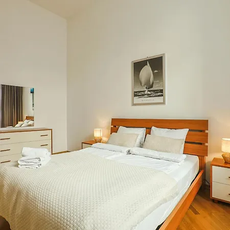 아파트 Authentic Old Heritage, 2br, Grand Ceilings 리가