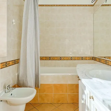 Authentic Old Heritage, 2br, Grand Ceilings Riga