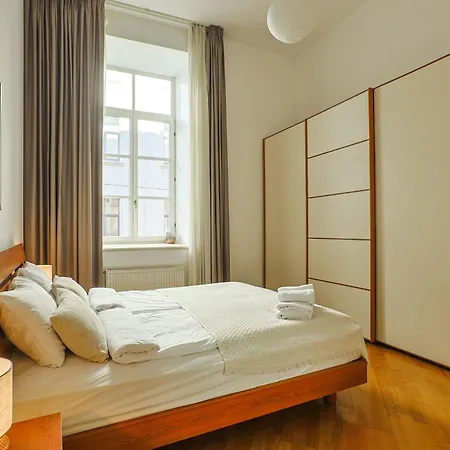 Authentic Old Heritage, 2br, Grand Ceilings