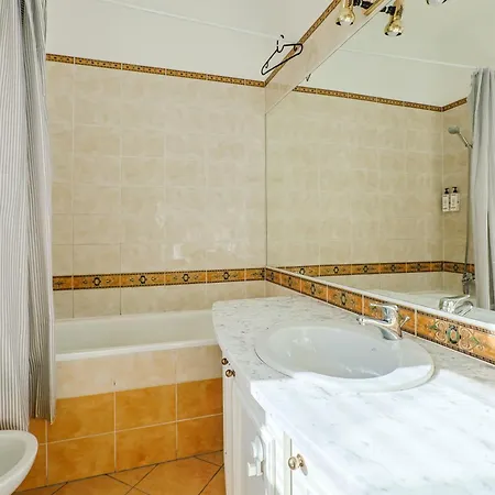 Authentic Old Heritage, 2br, Grand Ceilings
