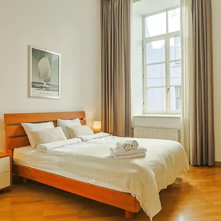 Authentic Old Heritage, 2br, Grand Ceilings *