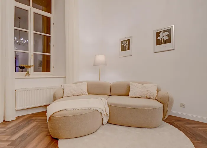 Authentic Old Heritage, 2br, Grand Ceilings *