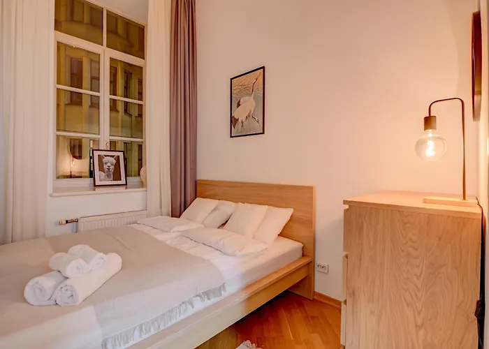 Authentic Old Heritage, 2br, Grand Ceilings *