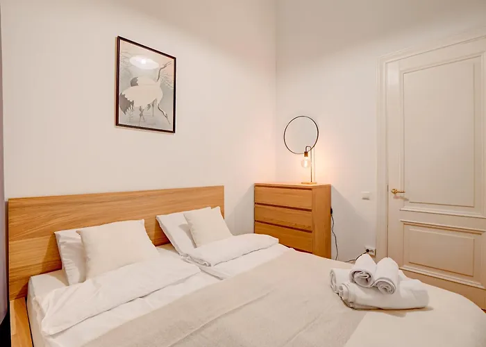 Apartment Authentic Old Heritage, 2br, Grand Ceilings