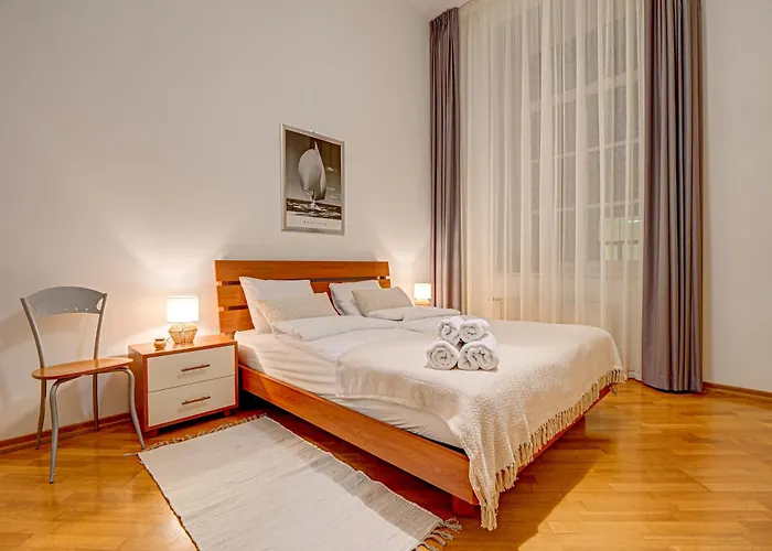 아파트 Authentic Old Heritage, 2br, Grand Ceilings 리가