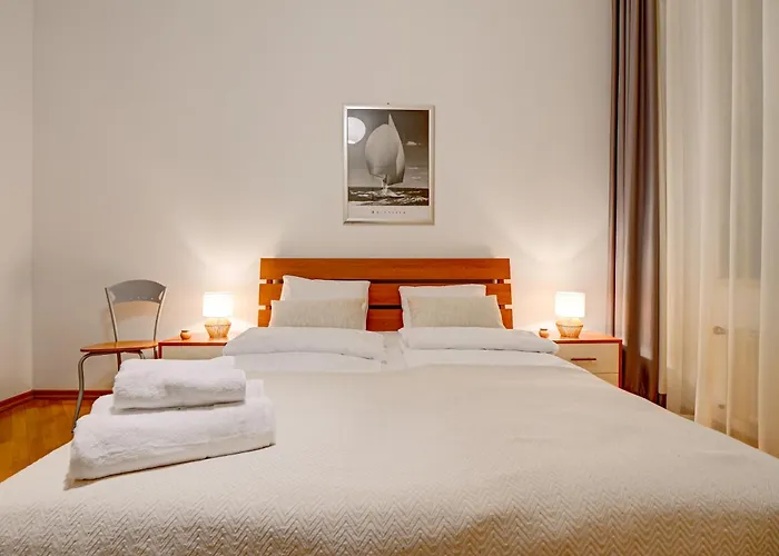 Authentic Old Heritage, 2br, Grand Ceilings Apartment *