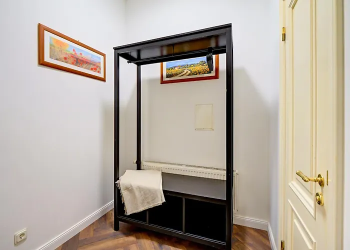 Authentic Old Heritage, 2br, Grand Ceilings *