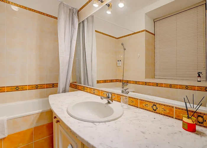 Authentic Old Heritage, 2br, Grand Ceilings Apartment