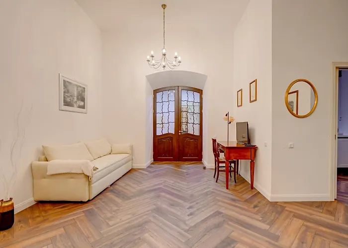 Authentic Old Heritage, 2br, Grand Ceilings *