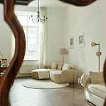 Authentic Old Heritage, 2br, Grand Ceilings Апартаменти