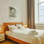 Апартаменти Authentic Old Heritage, 2br, Grand Ceilings *