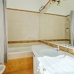 Authentic Old Heritage, 2br, Grand Ceilings