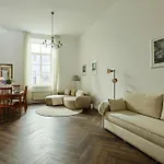 Authentic Old Heritage, 2br, Grand Ceilings * Рига