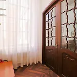 Апартаменти Authentic Old Heritage, 2br, Grand Ceilings