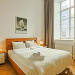 Authentic Old Heritage, 2br, Grand Ceilings Апартаменти *