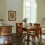 Authentic Old Heritage, 2br, Grand Ceilings *