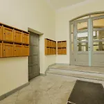 Апартаменти Authentic Old Heritage, 2br, Grand Ceilings *