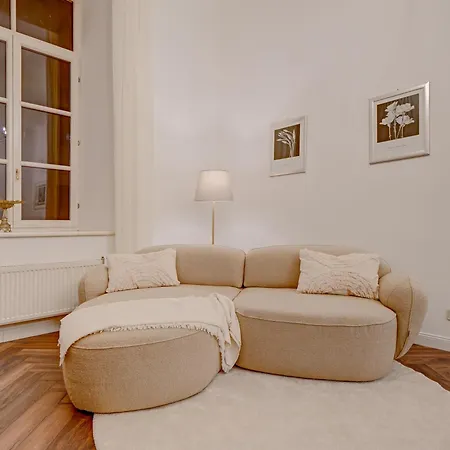 Authentic Old Heritage, 2br, Grand Ceilings *