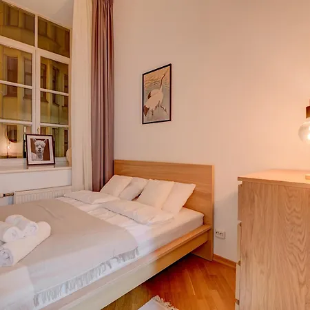 Authentic Old Heritage, 2br, Grand Ceilings *