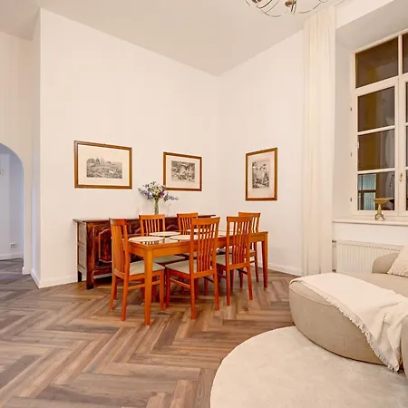 Daire Authentic Old Heritage, 2br, Grand Ceilings *