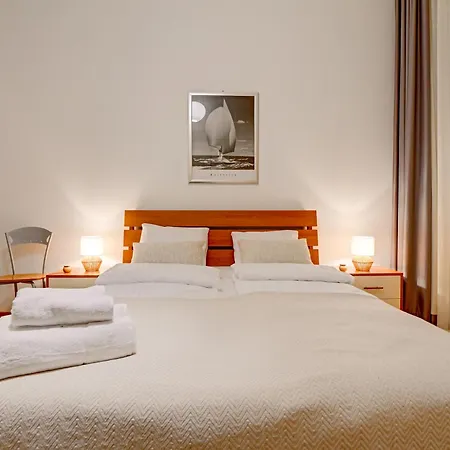 Authentic Old Heritage, 2br, Grand Ceilings 公寓 *