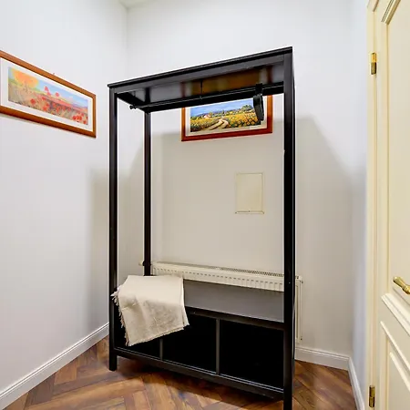 Authentic Old Heritage, 2br, Grand Ceilings *