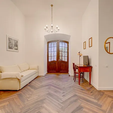 Authentic Old Heritage, 2br, Grand Ceilings *