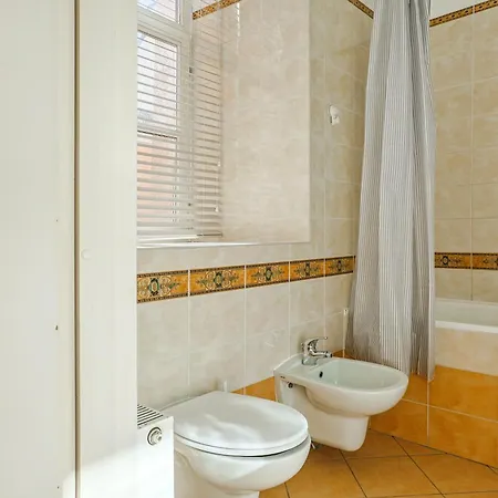 Authentic Old Heritage, 2br, Grand Ceilings Апартаменти Рига