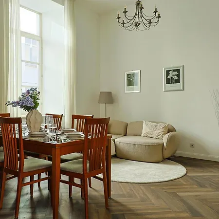 Authentic Old Heritage, 2br, Grand Ceilings *