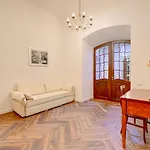 Apartmán Authentic Old Heritage, 2br, Grand Ceilings *