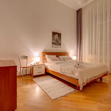 Authentic Old Heritage, 2br, Grand Ceilings Apartmán *